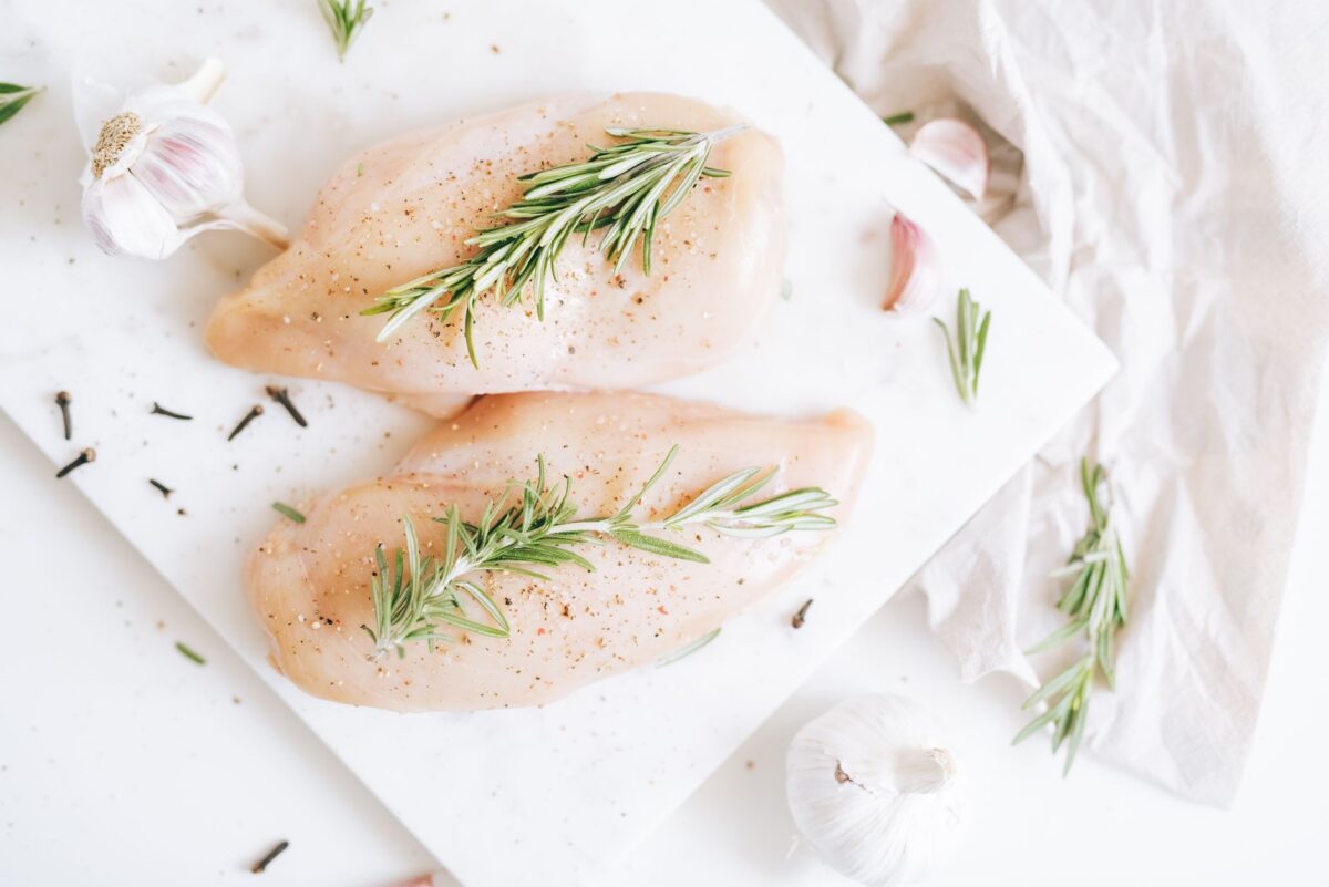 Rappel de filets de poulet façon haché pour salmonelle : les lots à vérifier dans votre frigo